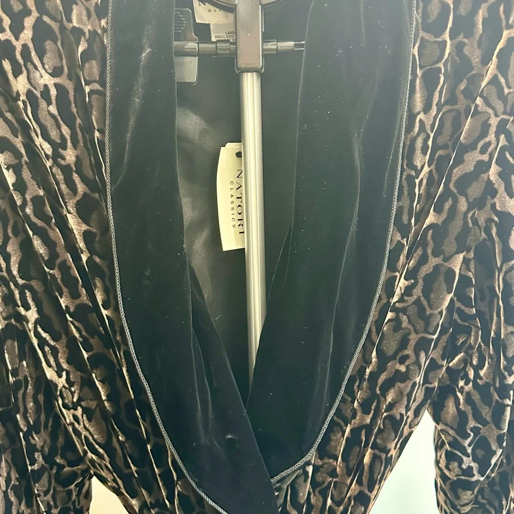 Natori Leopard Print Robe - Picture 3 of 8